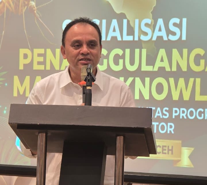 Plt. Kepala Dinas Kesehatan Aceh, Ferdiyus, SKM., M.Kes.saat membuka dan memberi arahan pada Sosialisasi Penanggulangan Malaria Knowlesi melalui Penguatan Lintas Program dan Lintas Sektor di Ayani Hotel, Banda Aceh pada hari Jumat (30/10/2026).
