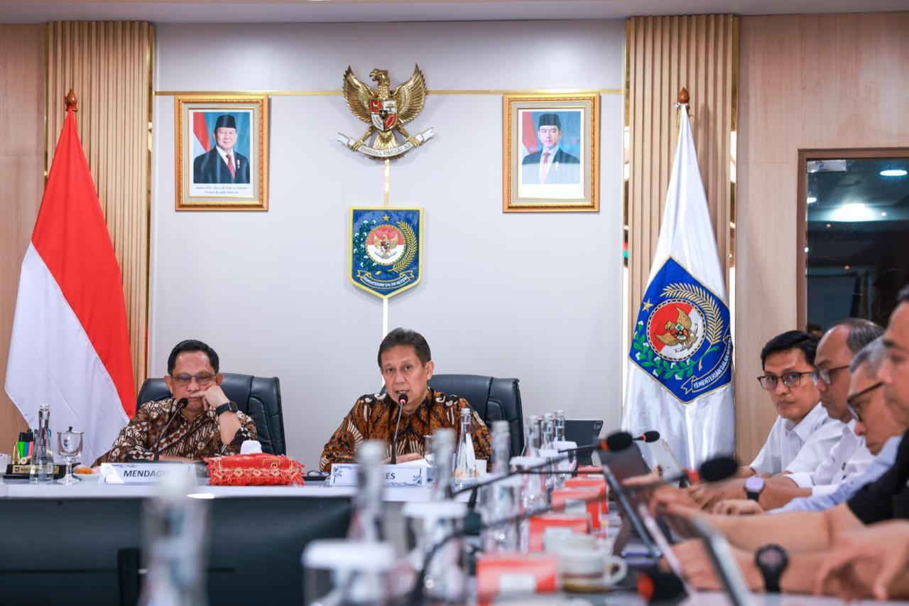 Menkes saat memberikan keterangan kepada media di Kemendagri, pada Kamis (15/10/2026).