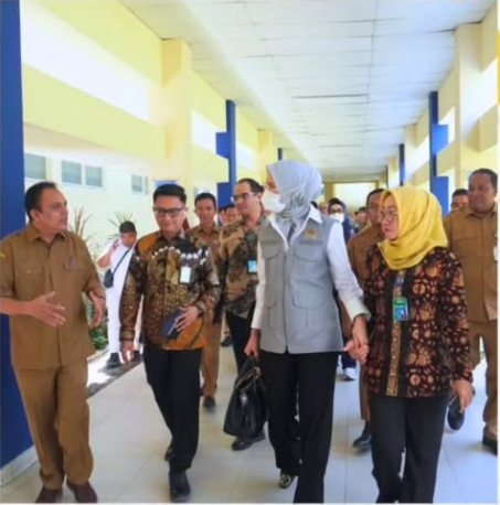 Plh. Kadinkes Aceh, Ferdiyus, SKM, M.Kes saat mendampingi kunjungan kerja Anggota Komisi IX meninjau pelayanan Kesehatan di RSUDZA Banda Aceh pada Senin (6/10/2025).