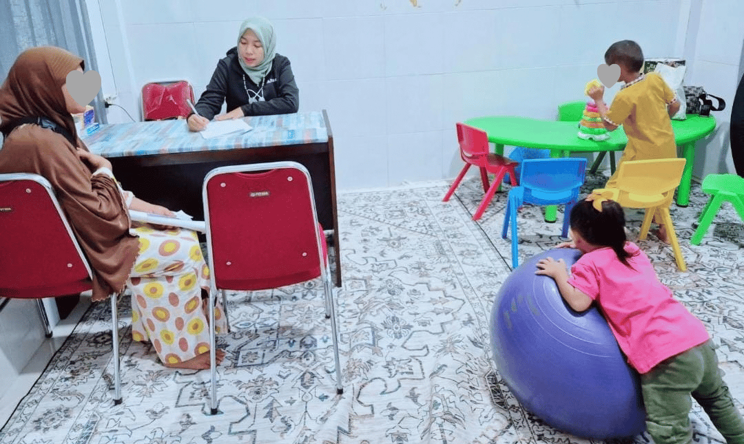 Aini Shafra Anwar, S.Psi., M.Psi., Psikolog Klinis UPTD Puskesmas Muara Dua, Kota Lhokseumawe, sedang memberikan pelayanan kepada orang tua dan anak  ADHD, upaya ini untuk menyelaraskan langkah-langkah pendampingan agar stimulasi yang diberikan di Ruang ABK puskesmas dapat dilanjutkan secara konsisten oleh orang tua ADHD di rumah. 
