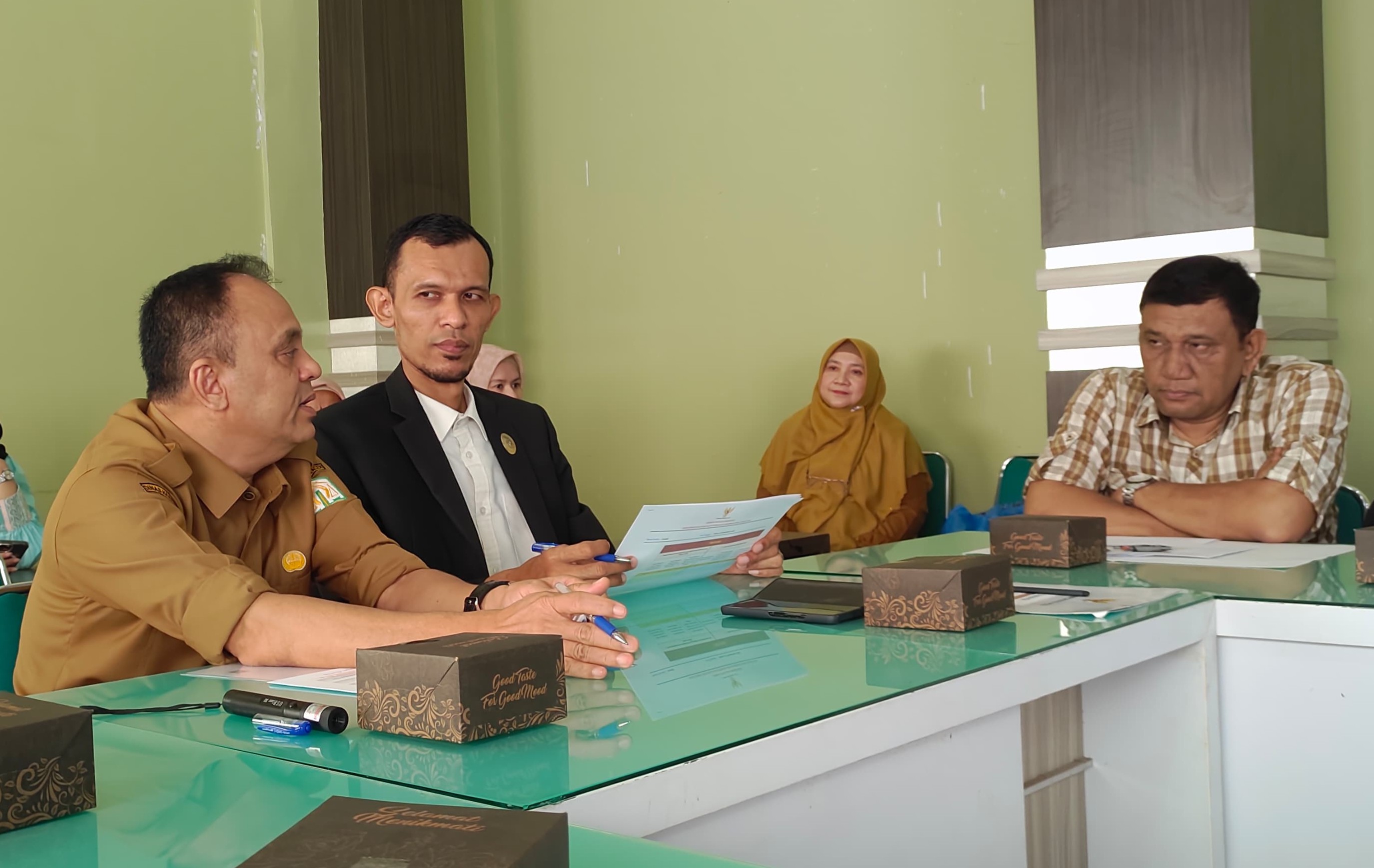 Plt.Kadinkes Aceh, Ferdiyus, SKM, M.Kes saat menyambut tim dari Komisi Informasi Aceh yang melakukan visitasi ke Dinas Kesehatan Aceh pada Selasa (22/09/2026).