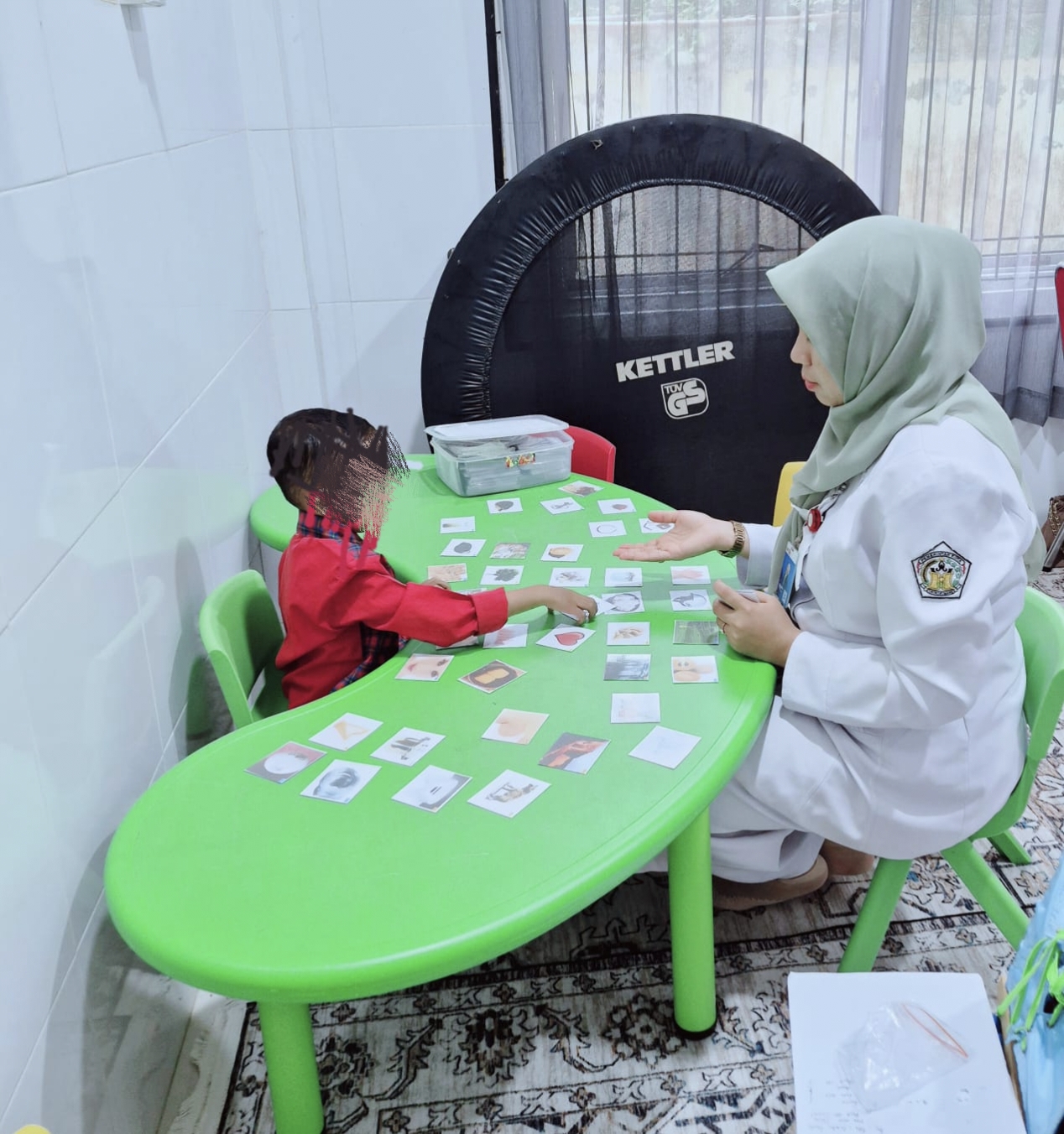Psikolog Klinis Puskesmas Muara Dua, Aini Shafra Anwar, S.Psi., M.Psi., sedang memberikan terapi kepada salah satu anak berkebutuhan khusus di poli anak berkebutuhan khusus yang ada di Puskesmas tersebut. Kehadiran layanan ini adalah satu satu layanan inklusif membantu anak-anak berkebutuhan khusus tumbuh, berkembang, dan menjadi lebih mandiri.