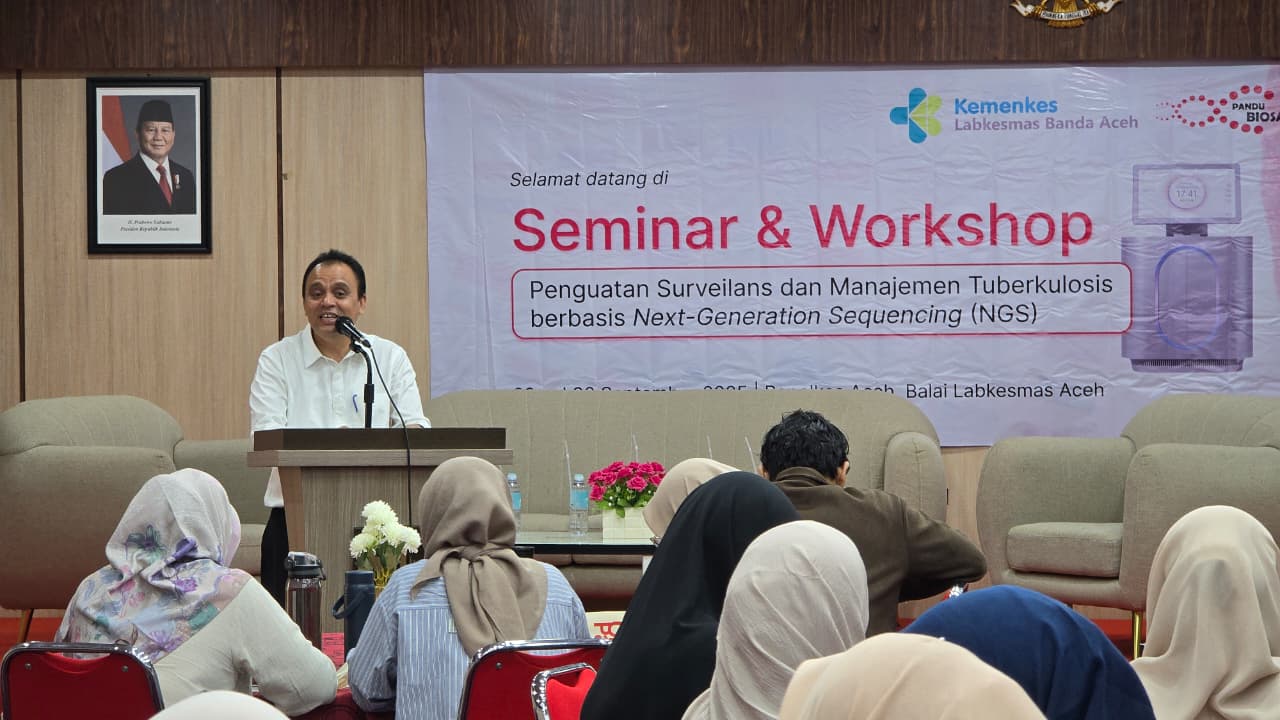 Pelaksana Harian (Plh) Kepala Dinas Kesehatan Aceh, Ferdiyus, SKM, M.Kes, membuka Seminar dan Workshop Next Generation Sequencing (NGS) Tuberkulosis di Bapelkes Aceh pada Senin (29/9/2025) .