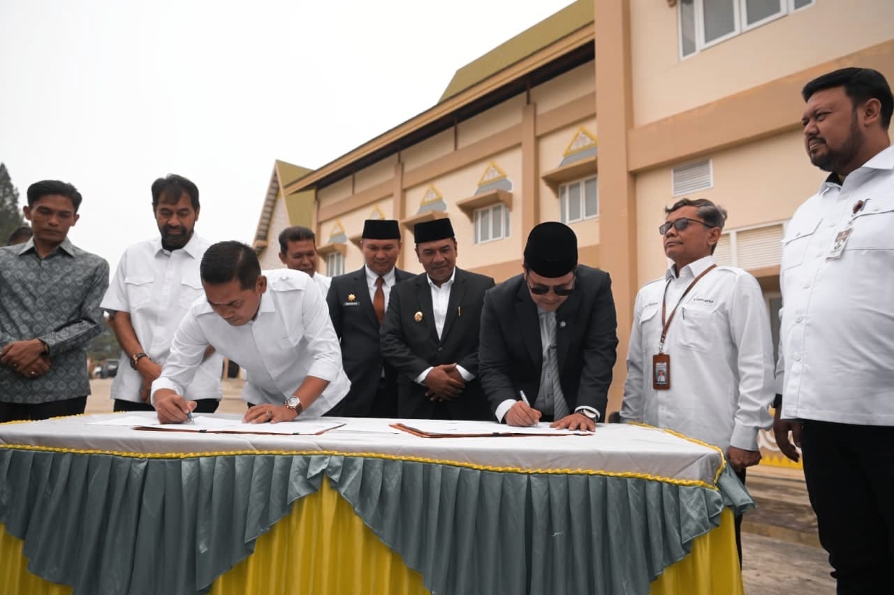 SERAH TERIMA ASET - Gubernur Aceh Muzakir Manaf menyaksikan penandatanganan penyerahan RS Regional Takengon oleh Sekda Aceh M. Nasir dan Bupati Aceh Tengah Haili Yoga, di halaman rumah sakit yang berlokasi di Desa Simpang Kelaping, Kecamatan Pegasing, Selasa (9/9/2025). 