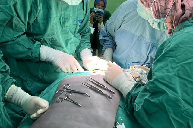 Operasi 6 Jam, Tim Dokter THT-BKL Berhasil Angkat Tumor Tiroid Raksasa di Aceh
