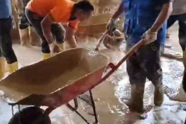 Relawan ASN Dinkes Aceh Lanjutkan Gotong Royong Bersihkan Kantor Dinkes Aceh Tamiang