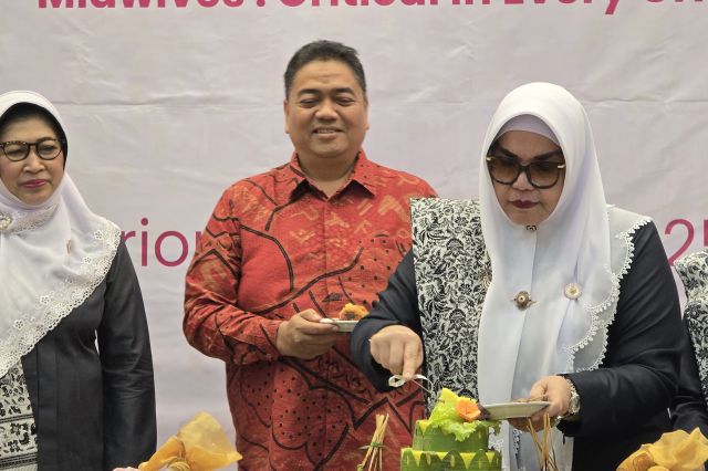 HUT IBI ke-74 : Bidan, Garda Terdepan dalam Menjaga Kesehatan Ibu dan Anak di Aceh