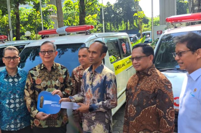 Menkes Serahkan 28 Ambulans Bantuan Swasta untuk Aceh
