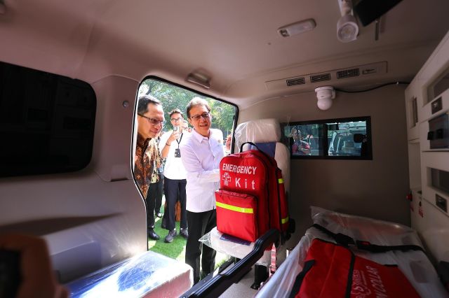 Kemenkes Salurkan 31 Ambulans dan Alkes dari Pihak Swasta untuk Fasilitas Kesehatan Terdampak Banjir di Sumatra